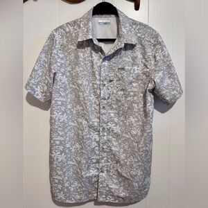 Columbia Omnishade Short-Sleeve Button-Down Shirt in Light Gray with White Print